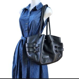 Beautiful Large Black Cole Haan Leather bag
Satchel Outside pockets Magnetic